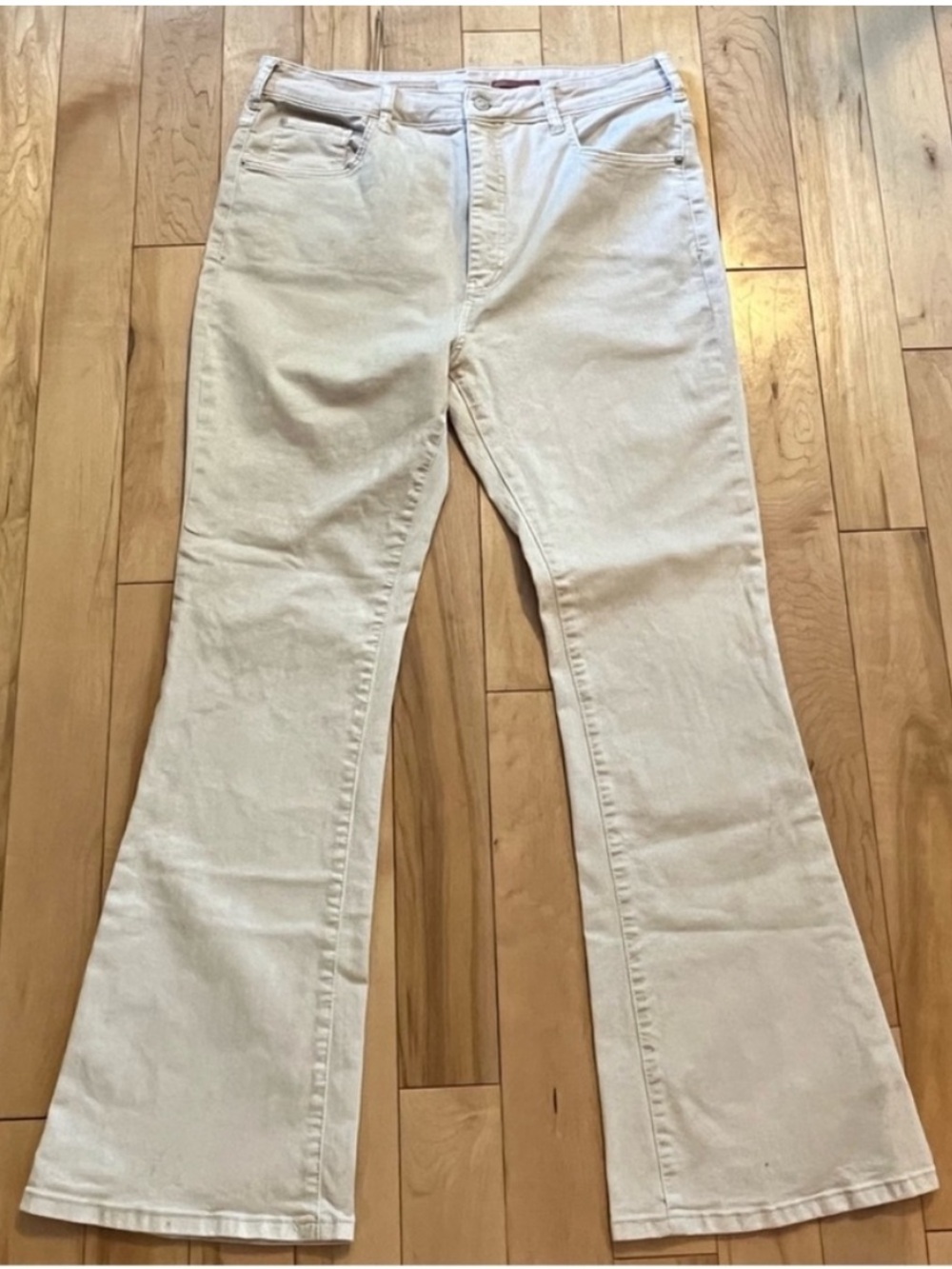 Pilcro The Icon Cream Flare jeans size 32